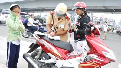 Không đội mũ bảo hiểm cho con, phạt cả phụ huynh