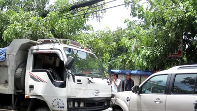 Tông xe liên hoàn trên hương lộ 2, một người bị thương