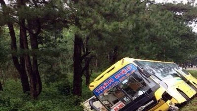 Xe khách đè bẹp xe tải vì đường trơn