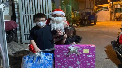 Ông già Noel đeo khẩu trang tặng quà Giáng sinh mùa COVID-19