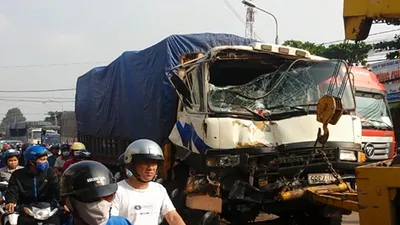 Hai xe cứu hỏa bị ô tô tải đâm sầm