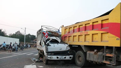 Húc vào đuôi xe ben, tài xế ô tô tải mắc kẹt trong cabin
