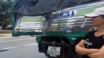 Gặp tài xế xe tải dìu ô tô khách mất phanh khi đổ đèo