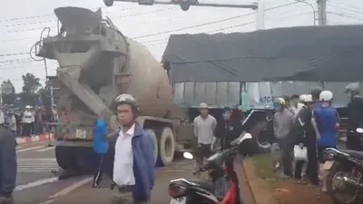 Xe bồn mất thắng tông 4 người khi dừng đèn đỏ