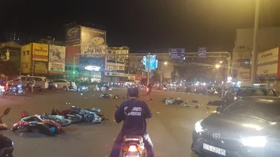 Kinh hoàng: Ô tô lao vào hàng loạt xe máy ở Hàng Xanh