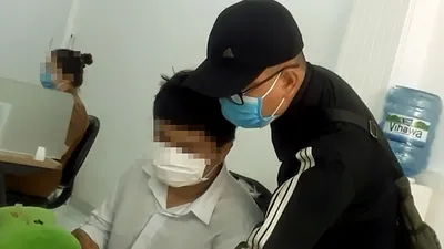 “Cò” Hải hướng dẫn người mua thận các thủ tục xét nghiệm chuyên sâu để tìm người mua thận phù hợp.