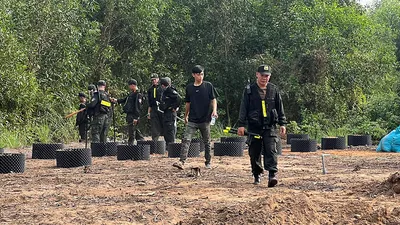 Hàng trăm cảnh sát của Công an tỉnh Long An và Công an TP.HCM được điều động đến khu vực nghi phạm lẩn trốn.