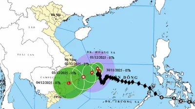 Bão số 15 di chuyển rất chậm, gây sóng lớn ven bờ Đà Nẵng – Khánh Hòa
