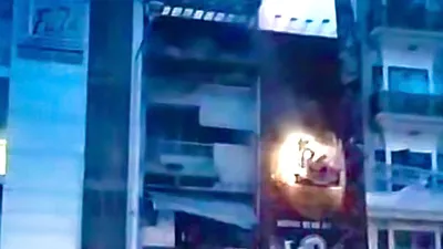 TP.HCM: Cháy quán ăn lúc 4 giờ sáng, cảnh sát dùng xe thang cứu người