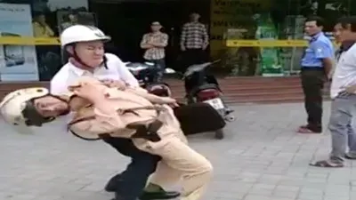 Vụ CSGT bị đánh: Vì sao người dân đứng nhìn?