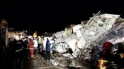 Máy bay ATR-72 của Đài Loan rơi trúng nhà dân, hơn 40 người thiệt mạng