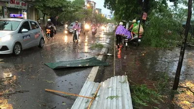 Hà Nội mưa giông kinh hoàng, cây đổ, xe lật, nhà bật móng