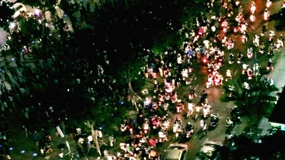 Hàng trăm người tụ tập làm náo loạn phố đi bộ Nguyễn Huệ