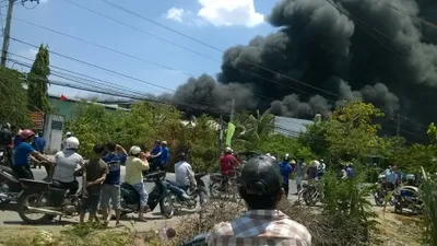 Cháy lớn tại xưởng bao bì, khói đen bốc lên cuồn cuộn