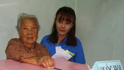 Cụ bà 107 tuổi đến tận điểm bầu cử để bỏ phiếu 