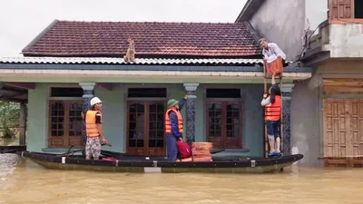 Báo Pháp Luật TP.HCM vượt lũ trao quà cho 200 hộ dân 