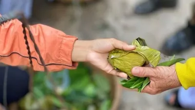 Độc đáo phiên chợ lấy lá làm tiền