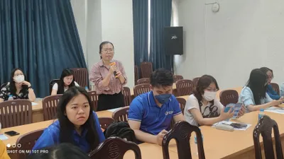 Đại diện doanh nghiệp đặt câu hỏi trong Hội nghị đối thoại doanh nghiệp với chủ đề “ những điểm mới của chính sách BHXH, BHYT trong năm 2023”. Ảnh: NGUYỄN HIỀN