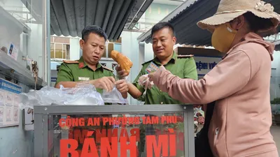 “Tủ bánh mì 0 đồng” của Công an phường Tam Phú, TP Thủ Đức