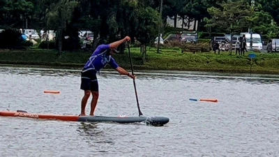 Khai mạc giải đua ván chèo đứng trên hồ Xuân Hương, Đà Lạt
