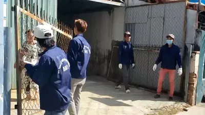 Người dân trong hẻm 803 Huỳnh Tấn Phát đang tháo dỡ các hạng mục để mở rộng hẻm.