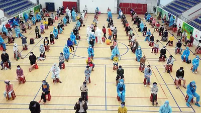 Lấy mẫu xét nghiệm người dân Phú Yên được đón về từ TP.HCM.