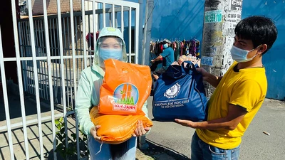 'Ở đâu sinh viên khó, ở đó có thầy cô'