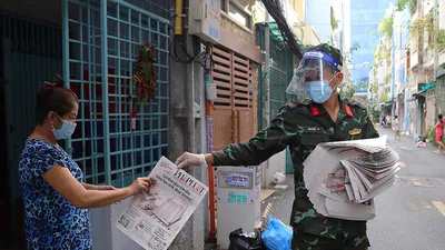 Bộ đội Sư đoàn 9 (Quân đoàn 4) phát báo Pháp Luật TP.HCM cho người dân cư xá Đô Thành (phường 4, quận 3, TP.HCM) vào chiều 3-9.