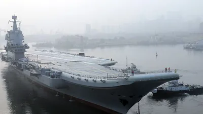 Tàu sân bay Sơn Đông tự đóng của Trung Quốc neo tại cảng Đại Liên thuộc TP Đại Liên hồi tháng 9-2018.
