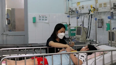 Bé gái bảy tuổi mắc sốt xuất huyết nặng đã hồi phục, đang được chăm sóc tại Khoa nhiễm nội 1 BV Nhi đồng 2.