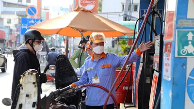 Nhà nước có thể dùng một phần tiền từ giá dầu thô tăng cao để hỗ trợ bình ổn giá xăng dầu thành phẩm trong nước nhằm kiềm chế lạm phát. Trong ảnh: Người dân đổ xăng tại một cây xăng ở quận Bình Thạnh, TP.HCM.