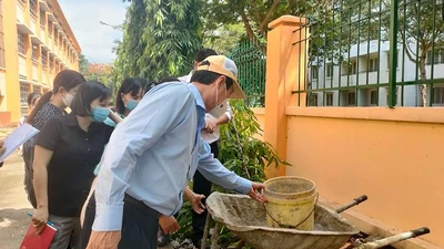 Đoàn giám sát hỗ trợ nhắc nhở người dân xử lý ngay vật chứa có nguy cơ phát sinh lăng quăng. 