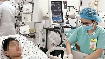 Bé trai 15 tuổi mắc sốt xuất huyết nặng từng có tiền sử mắc COVID-19 điều trị tại BV Nhi đồng Thành phố.