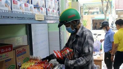 Người dân mua hàng tại cửa hàng an sinh quận 1.