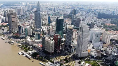 Khu đất vàng số 2-4-6 Hai Bà Trưng, quận 1, TP.HCM (góc bìa phải) dự định xây siêu khách sạn 6 sao vẫn là bãi cỏ hoang sau nhiều năm chuyển nhượng.