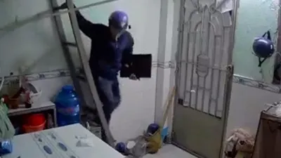 Kẻ trộm mang theo dao đột nhập phòng trọ của sinh viên lấy laptop.