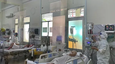 Phòng hồi sức COVID-19 của Khoa nhiễm D BV Bệnh nhiệt đới kín giường.