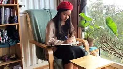 Tác giả Phượng Châu trong một lần đi du lịch.