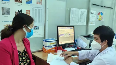 Bác sĩ đang khám bệnh tại BV quận Phú Nhuận.