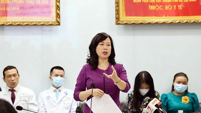 Quyền Bộ trưởng Bộ Y tế làm việc với BV Chợ Rẫy vào chiều 25-8.