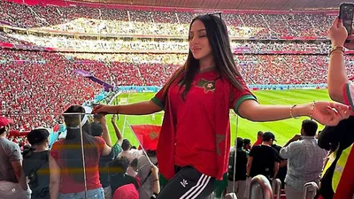 Người đẹp Morocco ghi lại hình ảnh khán giả ủng hộ đội nhà nhuộm gần kín sân.