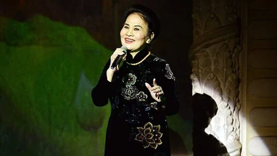 Nghệ nhân nhân dân Hồng Oanh cháy hết mình với làn điệu dân ca ví, giặm.