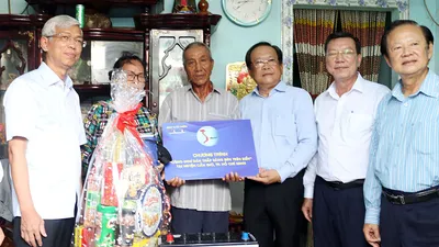 Phó Chủ tịch UBND TP.HCM Võ Văn Hoan (thứ hai từ trái) và Tổng biên tập báo Pháp Luật TP.HCM Mai Ngọc Phước (thứ ba từ phải) trao quà cho bà con ngư dân huyện Cần Giờ ngày 17-5.