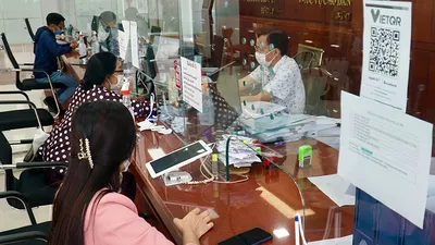 Người dân đến làm thủ tục hành chính tại bộ phận một cửa UBND quận 7.