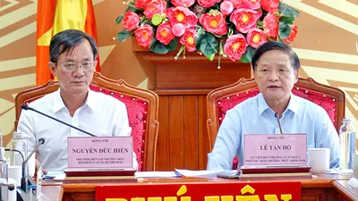 Ông Lê Tấn Hổ, Phó Chủ tịch thường trực UBND tỉnh Phú Yên (bên phải) và ông Nguyễn Đức Hiển, Phó Tổng Biên tập thường trực báo Pháp Luật TP.HCM, đồng chủ trì cuộc họp bàn về việc tổ chức Chương trình tại Phú Yên.