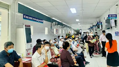 Người dân chờ khám chữa bệnh tại một bệnh viện ở TP.HCM.