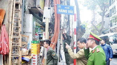 Hà Nội đồng loạt ra quân xử lý lấn chiếm vỉa hè