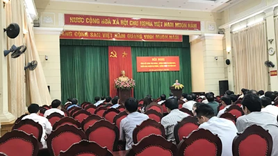 Hà Nội điểm danh cán bộ họp nửa buổi rồi bỏ về