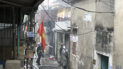 Lửa thiêu rụi xưởng gỗ, cháy lan sang 2 ngôi nhà ở Hà Nội