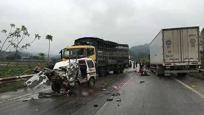 Ô tô tông trực diện xe tải, hai người bị thương nặng